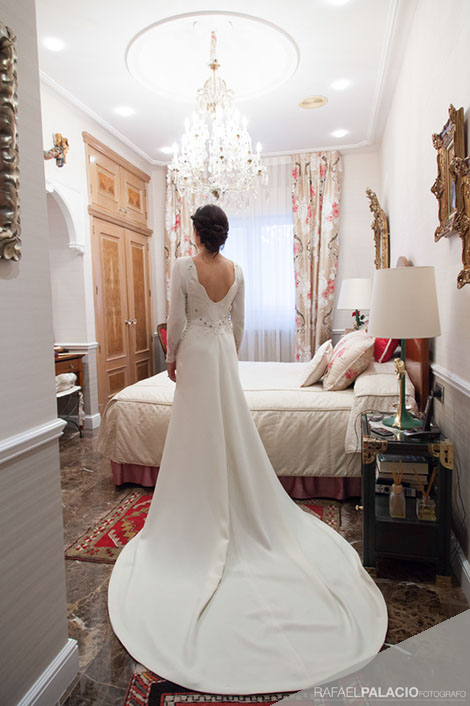 vestido novia crepe espalda abierta bordado pajaro recogido vintage