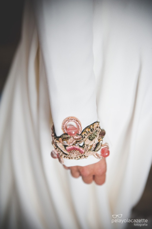vestido novia asturias marcos luengo crepe puño aplicación color pelayo lacazette fotografo 2
